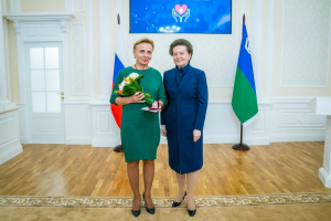 Губернатор Югры Наталья Комарова вручила государственную награду Ольге Ковалевой