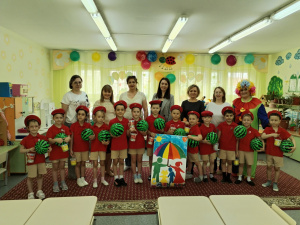 Сегодня, в честь Дня защиты детей, команда отважных медиков сделала нечто особенное: медсестры детской поликлиники решили сделать приятный сюрприз для старшей группы детского сада «Золушка»